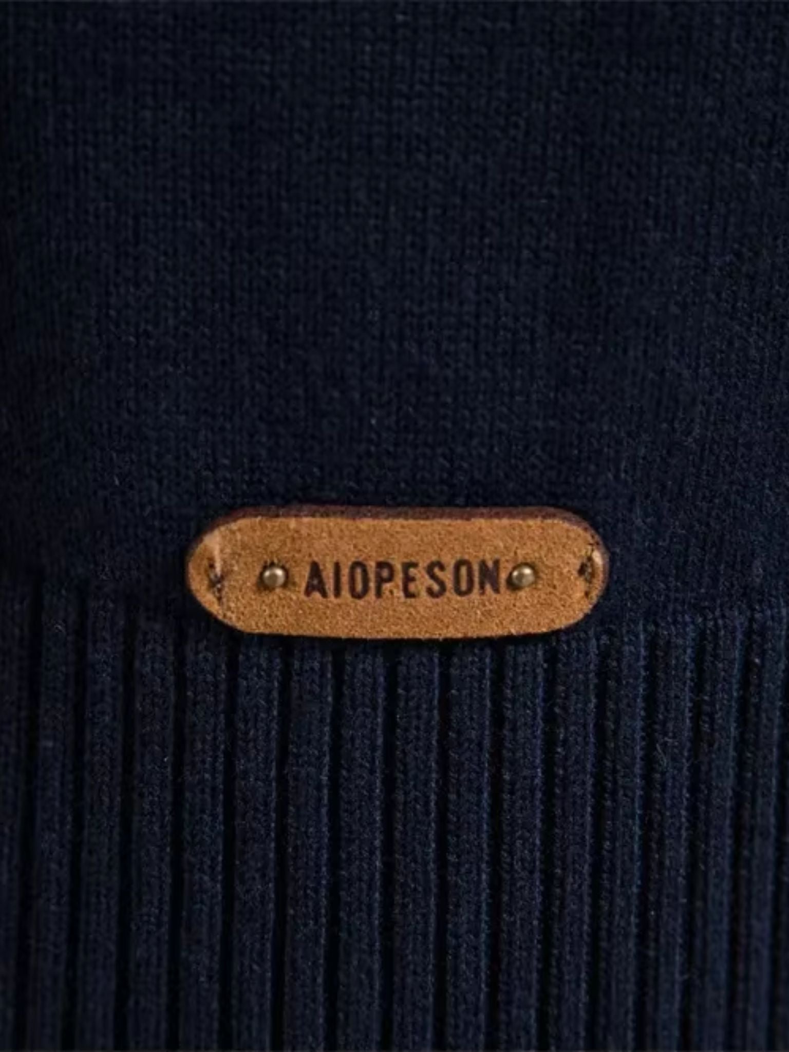 Pull minimaliste à col montant