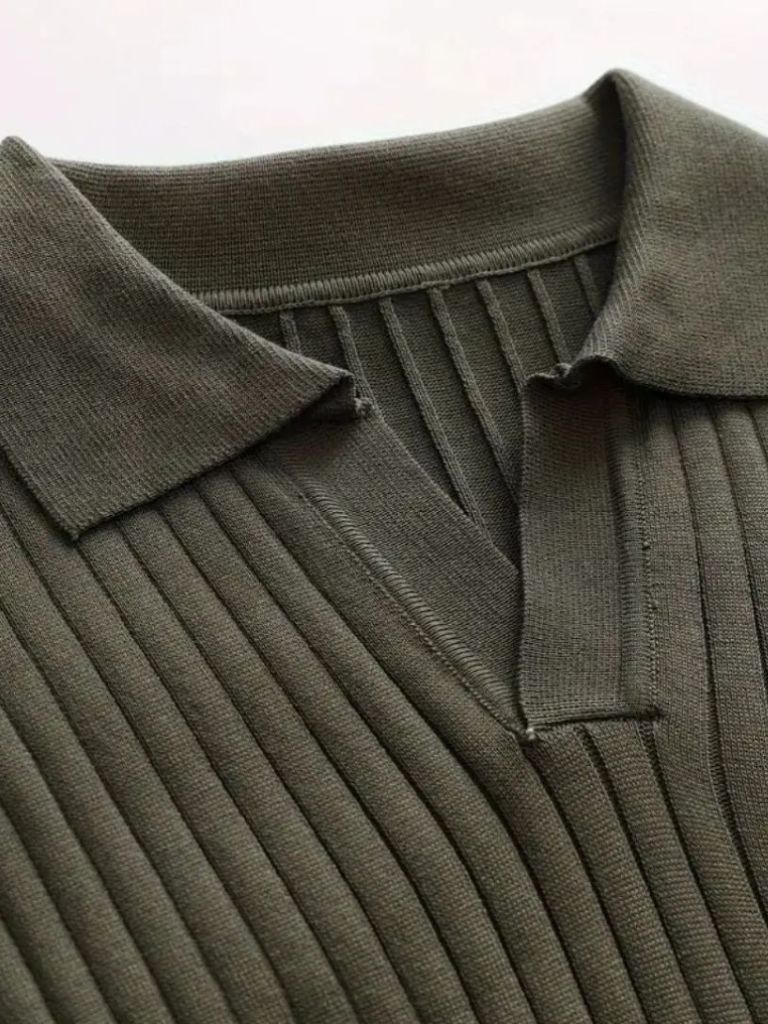 Polo Elegante de Manga Larga con Cuello Abierto