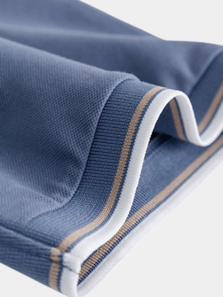 Polo Negro con Cuello en V Atemporal