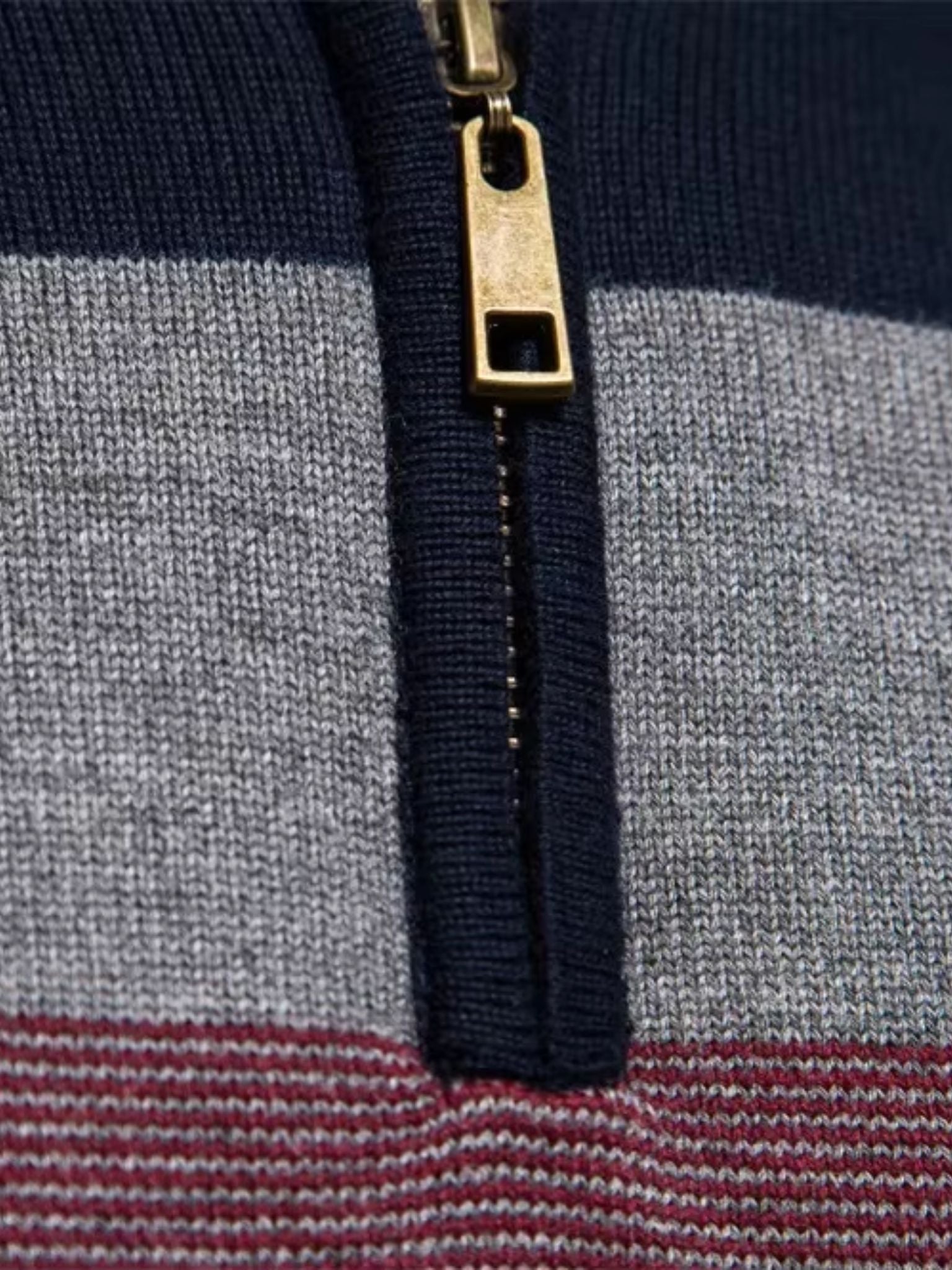 Pull minimaliste à col montant