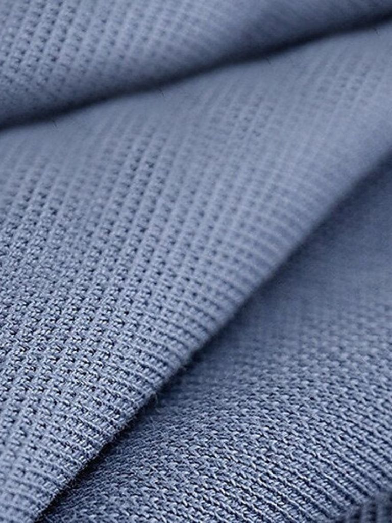 Polo Negro con Cuello en V Atemporal